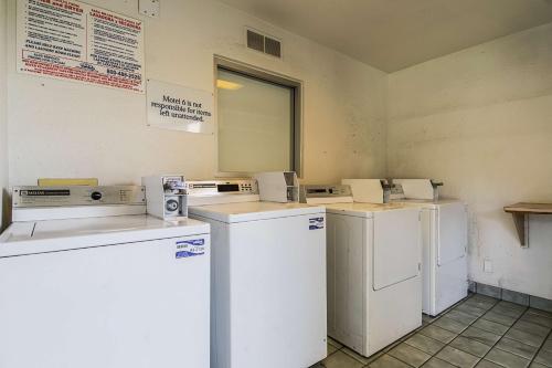 Motel 6 Bakersfield, CA - Airport - 편의 시설/서비스