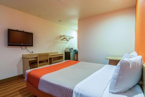 Motel 6-Bakersfield, CA - Airport Motel 6 Bakersfield Airport is perfectly located for both business and leisure guests in Bakersfield (CA). The hotel has everything you need for a comfortable stay. 24-hour front desk, facilities for 