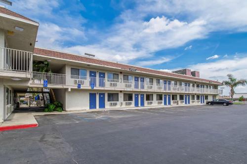 Motel 6-Bakersfield, CA - Airport