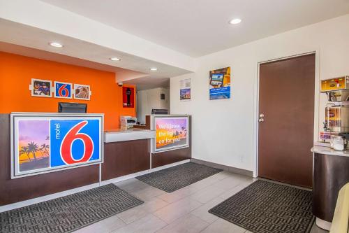 ล็อบบี้, Motel 6 Bakersfield, CA - Airport in เบเคอร์สฟิลด์ (CA)