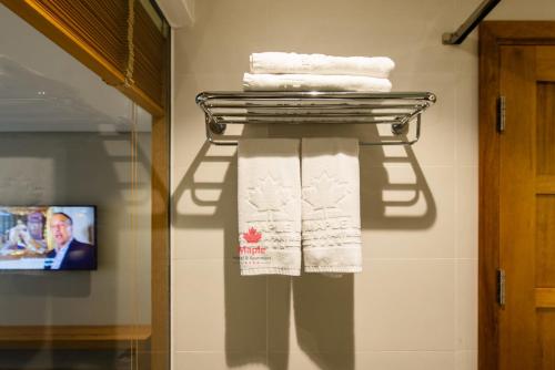 Deluxe King Room with Balcony image 8