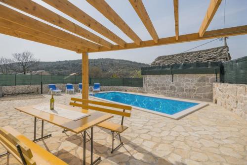  Villa Karoglan in Imotski, private pool in 21266 Zmijavci
