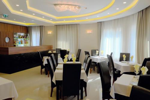 Vácz Hotel - image 2
