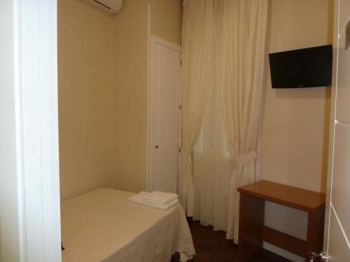 Single Room image 5