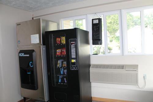 American Motor Inn - Rock Island - image 3