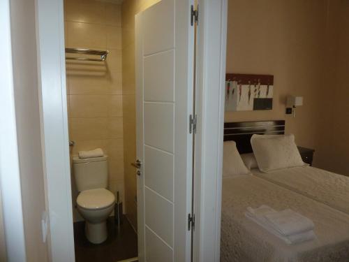 Double or Twin Room image 4