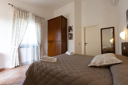 1 queen bed, 2 twin beds