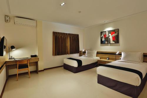Deluxe Twin Room image 6