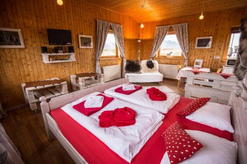 1 queen bed, 2 twin beds