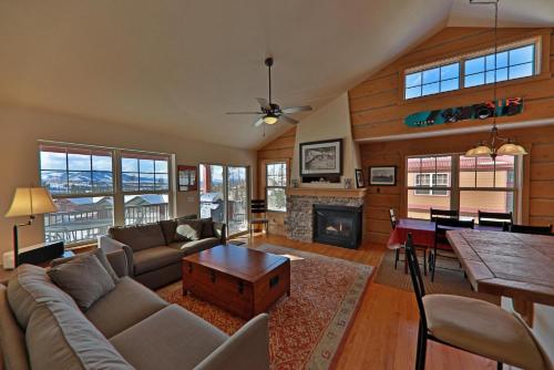 Rendezvous Discovery 3 BR Townhouse in Fraser, USA