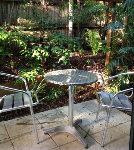 Noosa Flashpackers Room Type - Private Queen + Ensuite & Courtyard