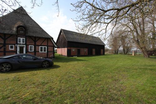 Reetdachkate am Feldrand mit grandiosem Weitblick