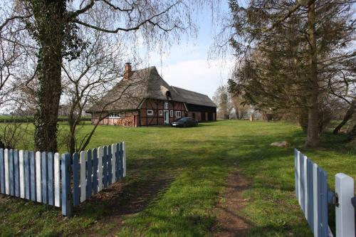 Reetdachkate am Feldrand mit grandiosem Weitblick