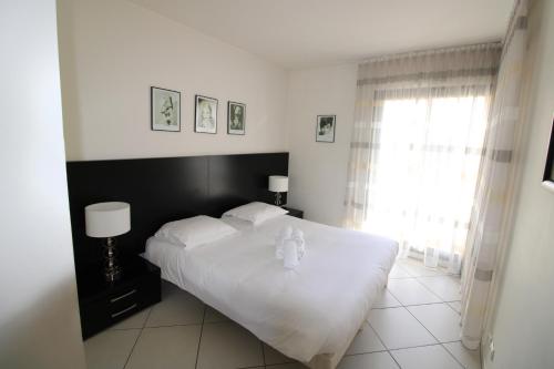 Apartment with Terrace image 9