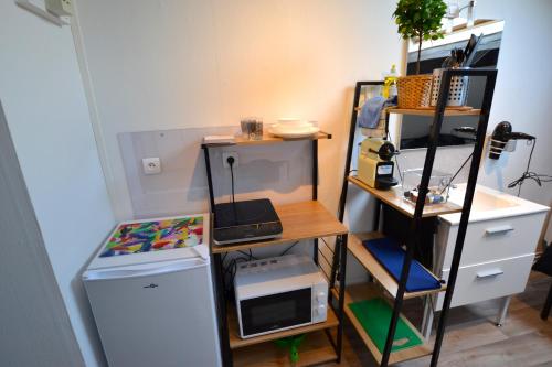 Kitchen, Capstay famars & Netflix in Airport