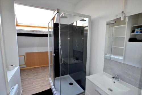 Shower, Capstay famars & Netflix in Airport