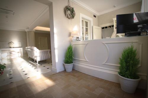 Фойє, Hotel Villa Margherita in Кверчіанела