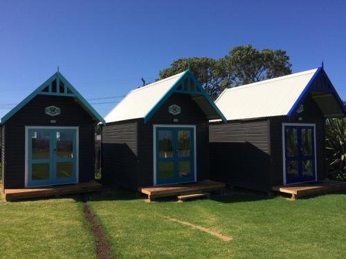 Queen Boatshed Cabin 5 with External Bathroom