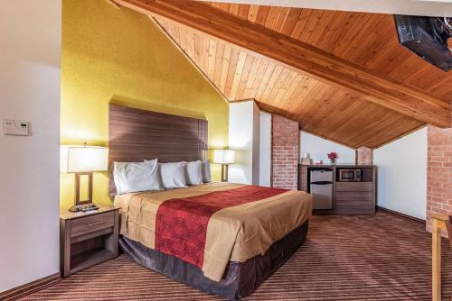 King Suite with Whirlpool - Non-Smoking