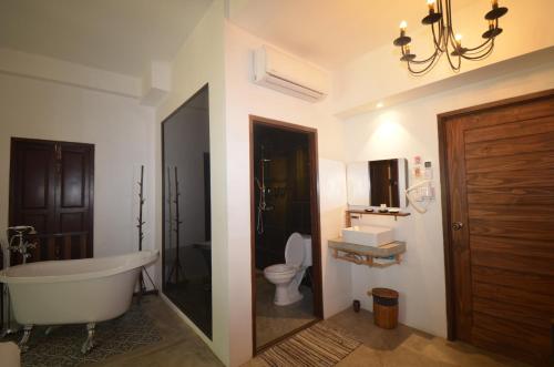 room detail thumbnail 2
