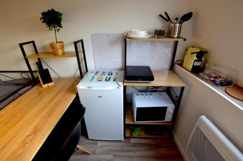 Kitchen, Capstay famars & Netflix in Airport
