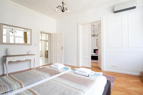 Chic & Charm Apartment, Budapest (photo 9)
