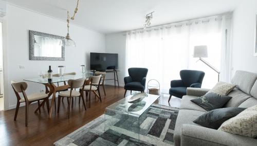 Charming Apartment with Balcony & Pool 2