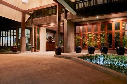 Entrance, Seaflower Bungalows in Haad Chao Phao