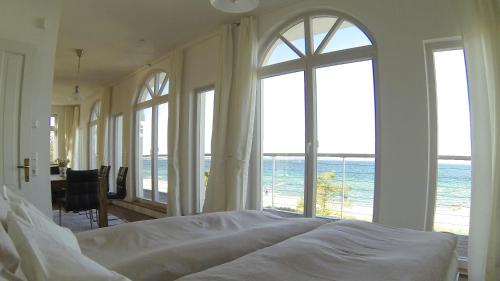 Two-Bedroom Apartment - Strandhüsing  image 2