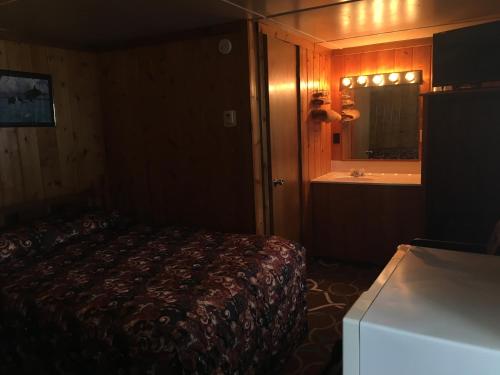 Hilltop Motel - image 3