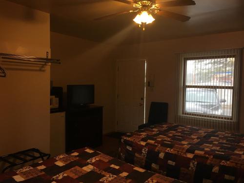 Hilltop Motel - image 8