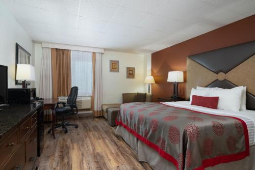 Ramada by Wyndham Albert Lea - Hotel