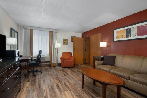 Ramada by Wyndham Albert Lea