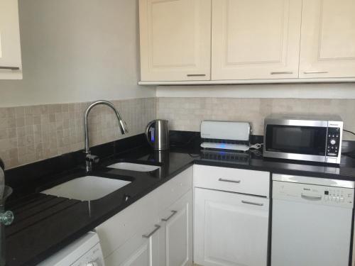 3 Bedroom Apartment Acton Heathrow, , London