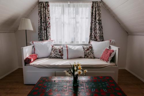 1 queen bed, 1 sofa bed