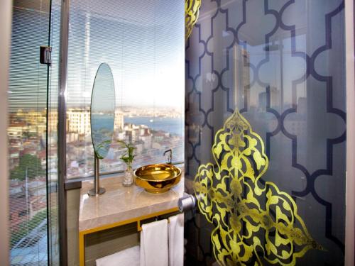 Superior Double or Twin Room with Maiden's Tower View image 2