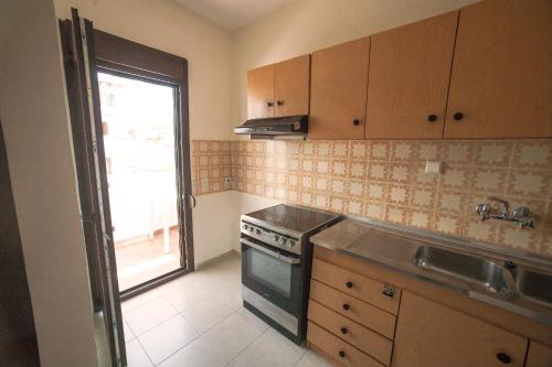 virtuve, Luminous Apartment in Agia Triada (Thessaloniki)