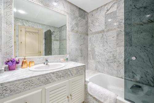 WintowinRentals Luxury and Sea View inside Puerto Marina