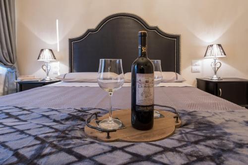 Pistoia Luxury Suite - Tap to explore photos