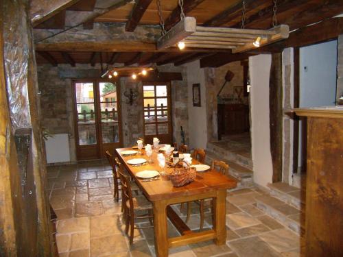 La chaumière de Laives (La chaumiere de Laives) in Sennecey-le-Grand