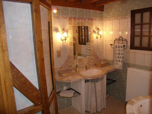 La chaumière de Laives (La chaumiere de Laives) in Sennecey-le-Grand