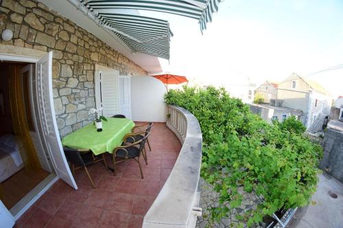 Apartments by the sea Sucuraj Hvar - 16404 - image 2