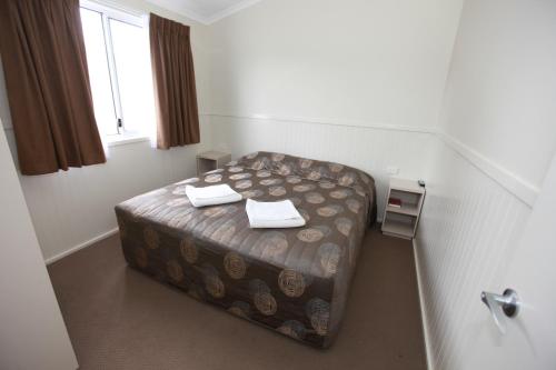 Windang Beach Tourist Park Room Type - Family Two-Bedroom Cabin - 5 Berth