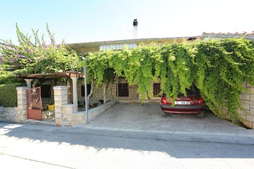 Apartments with a parking space Supetar Brac - 16807 Supetar 