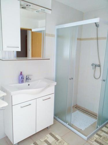 Fürdőszoba, Apartments by the sea Valun, Cres - 16714 in Valun