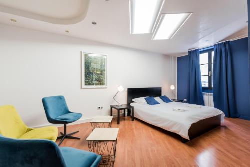  White&Blue Top Center App in 52100 Pula