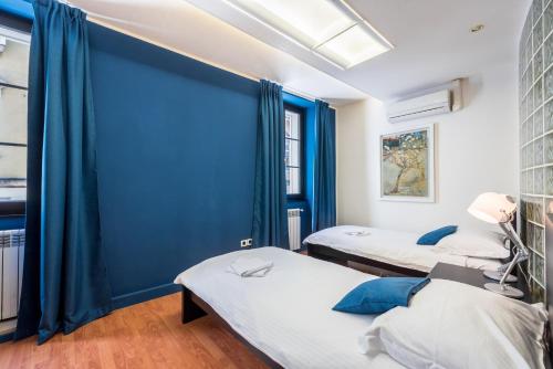  White&Blue Top Center App in Pula