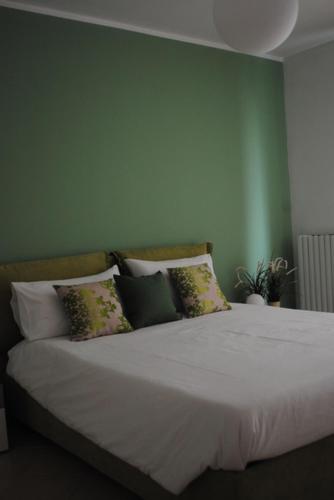 1 queen bed, 1 sofa bed