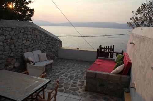  Alkioni stone house in 18040 Hydra
