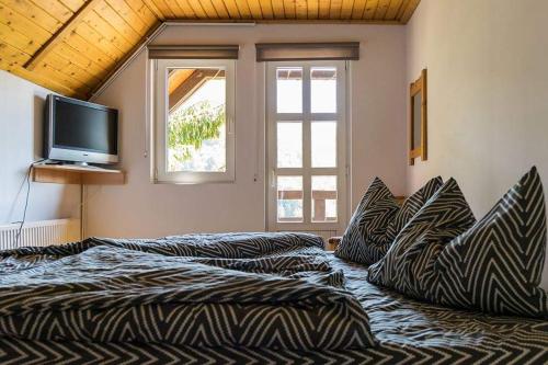 2 bedrooms, 4 beds